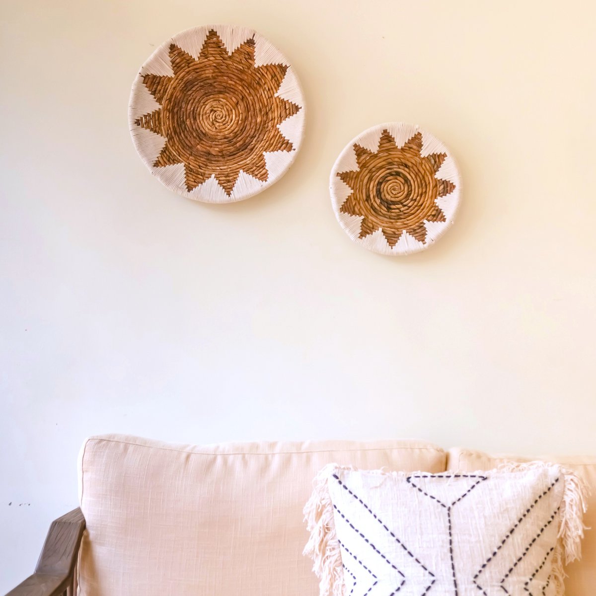 Panier Mural Rond Boho – Décoration Murale Tissée – Bol Décoratif – Plaque Murale Tissée avec Motif Étoile Brodé ADARI (2 tailles, Ø30/40 cm)