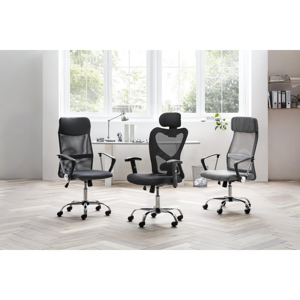 Chaise de bureau grise avec revêtement en résille et tissu