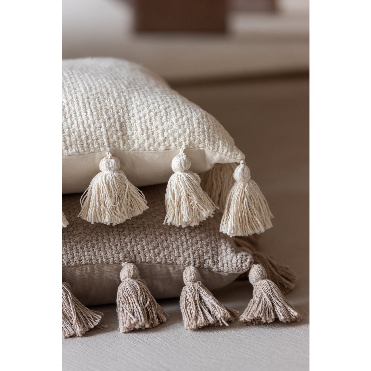 J-Line Coussin Tissé Pompons Coton Taupe
