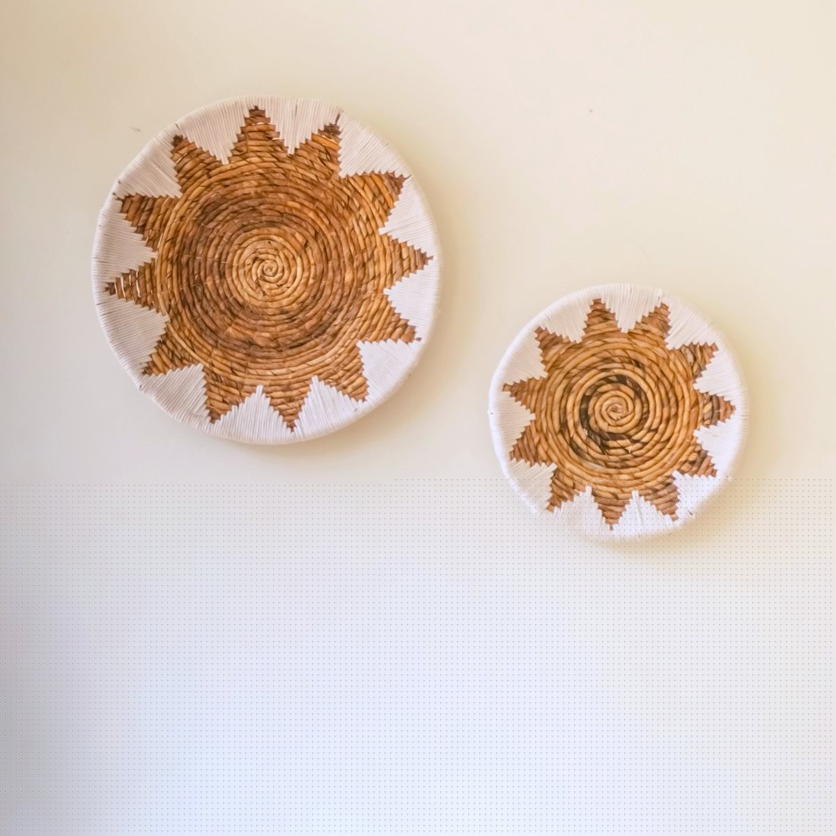 Panier Mural Rond Boho – Décoration Murale Tissée – Bol Décoratif – Plaque Murale Tissée avec Motif Étoile Brodé ADARI (2 tailles, Ø30/40 cm)