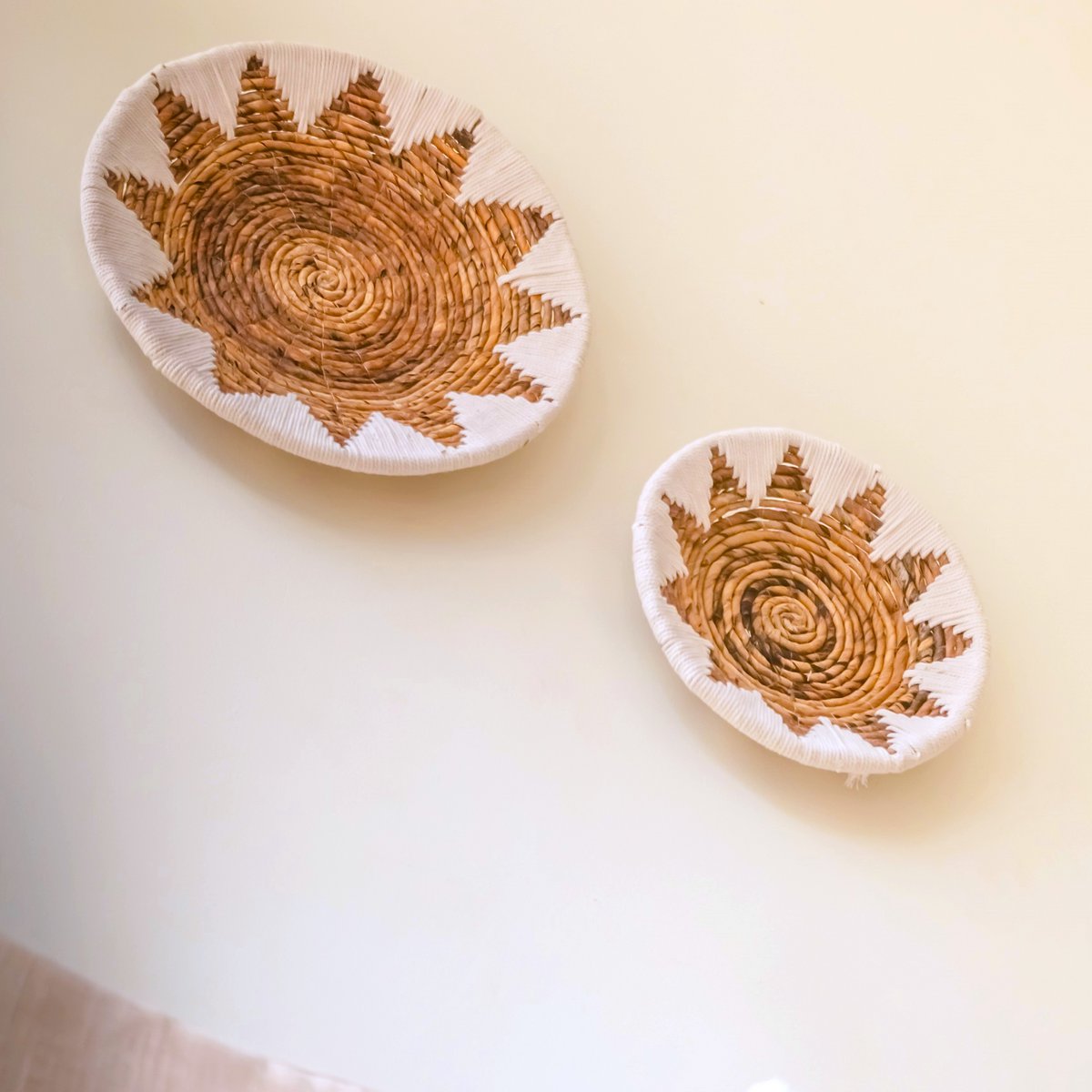 Panier Mural Rond Boho – Décoration Murale Tissée – Bol Décoratif – Plaque Murale Tissée avec Motif Étoile Brodé ADARI (2 tailles, Ø30/40 cm)