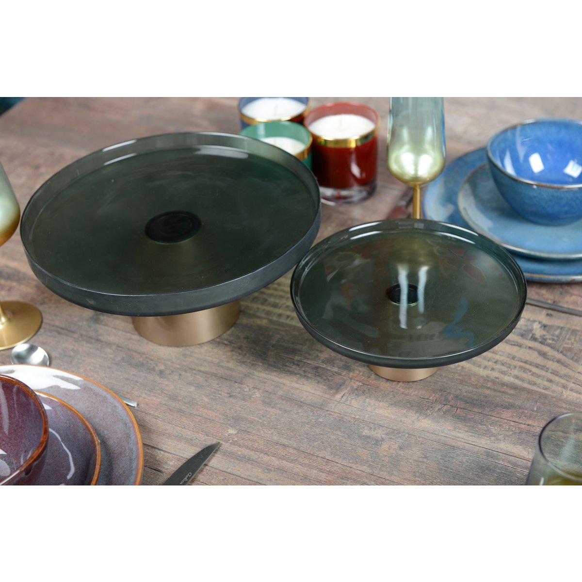 PLATEAU VERT SUR PIED DORE 28CM