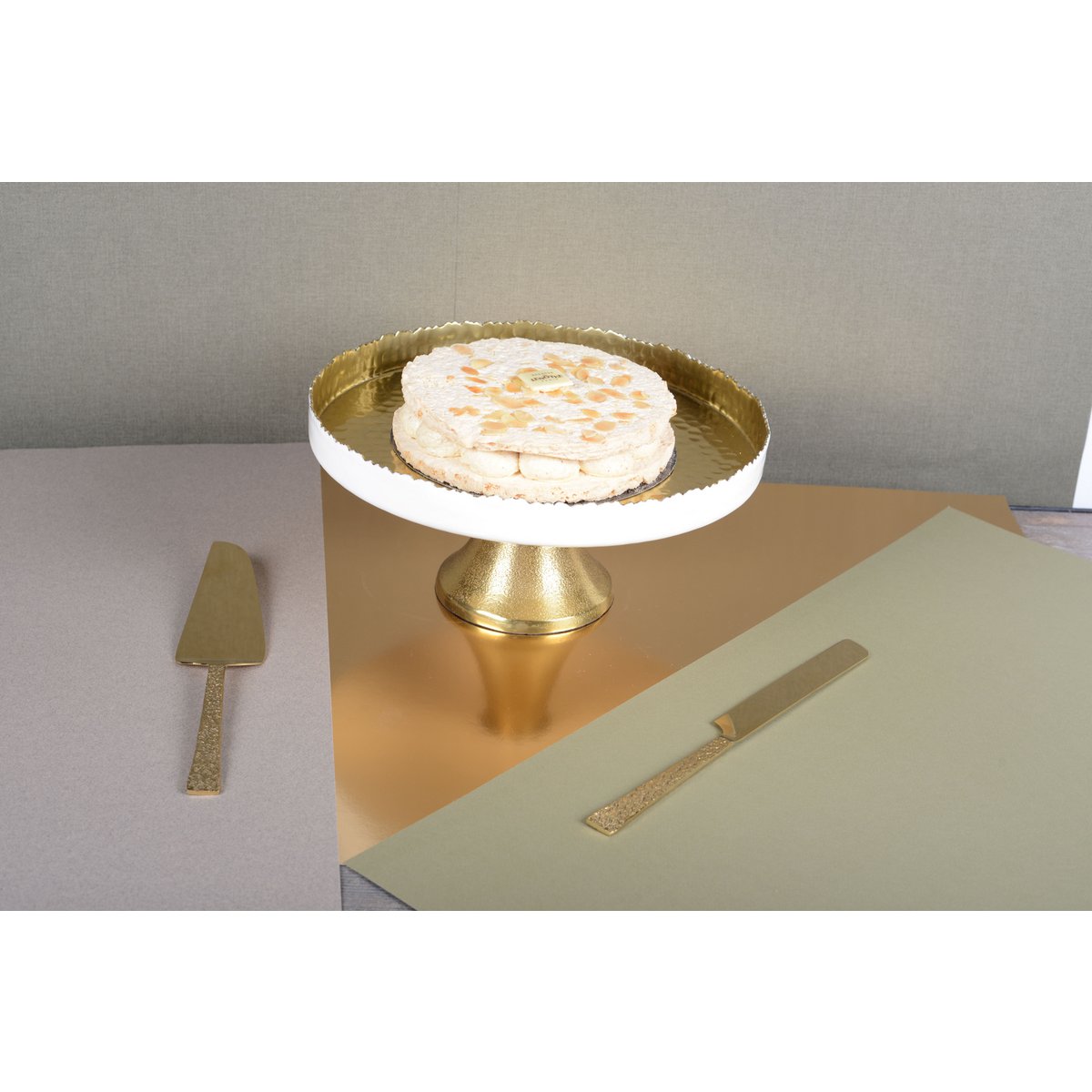 PLATEAU ROND BLANC ET DORE MARTELE SUR PIED 30X30X12.5CM