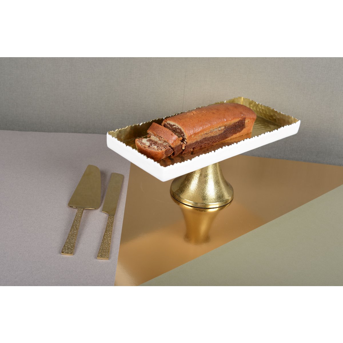 PLATEAU RECTANGULAIRE BLANC ET DORE MARTELE SUR PIED 35X15X12.5CM