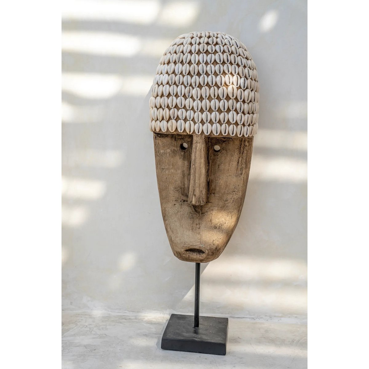Le masque de cauri sur pied - grand